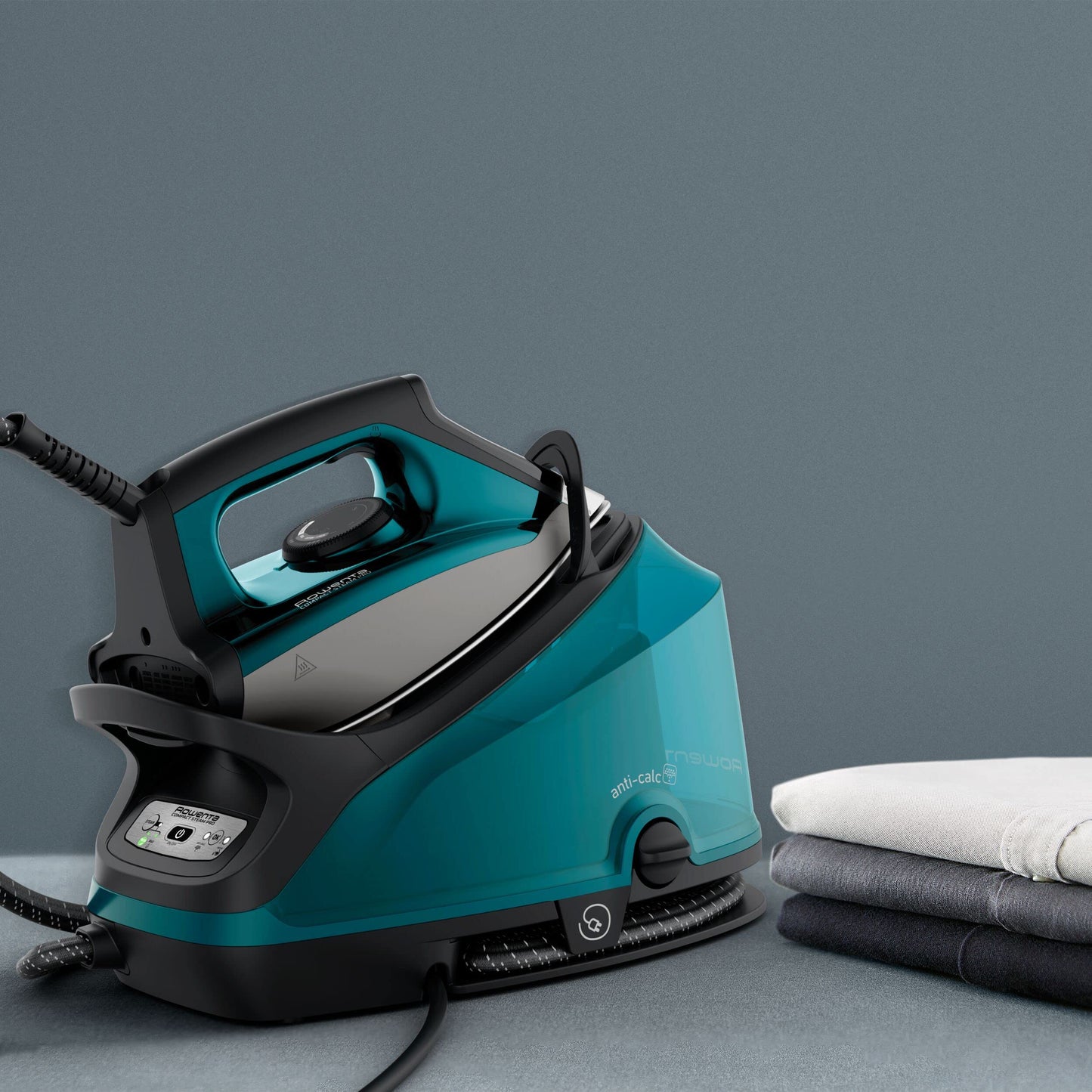 Rowenta Compact Steam Pro DG7623 | 6.3 bares, 325g/min, Suela antiarañazos, Azul/Negro